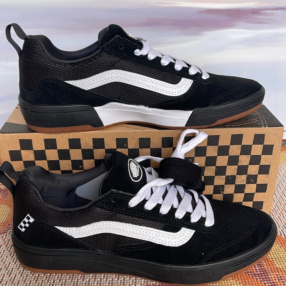Vans WMNS Zahba
Black/White
VN0007QQBA2
Sneakers